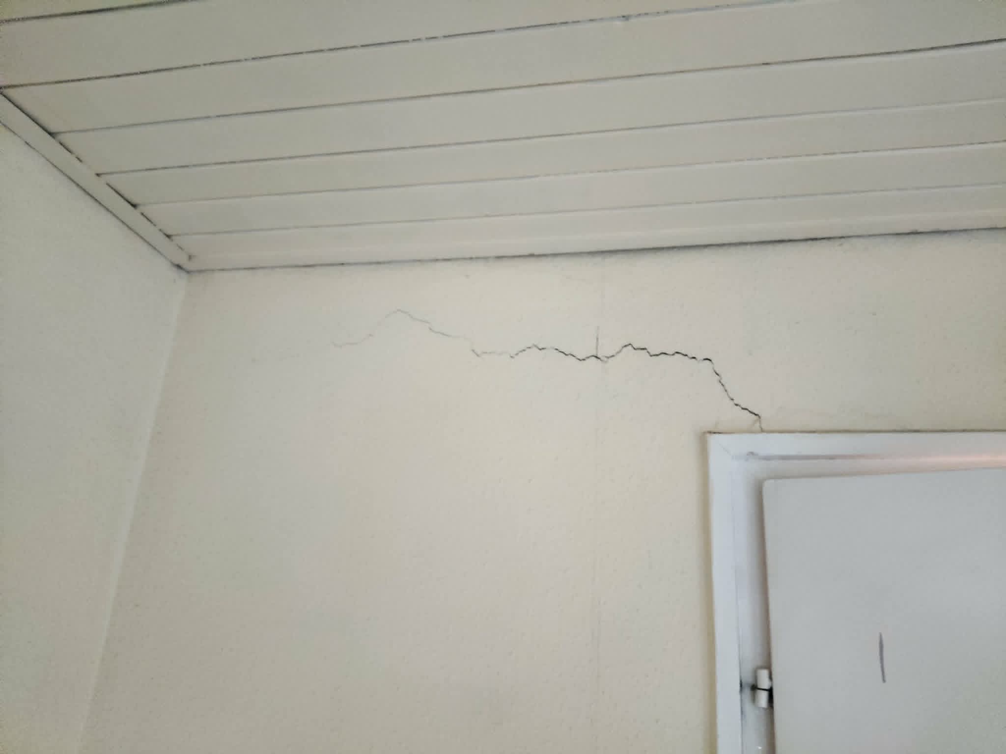 Repedés a fal és födém csatlakozásánál