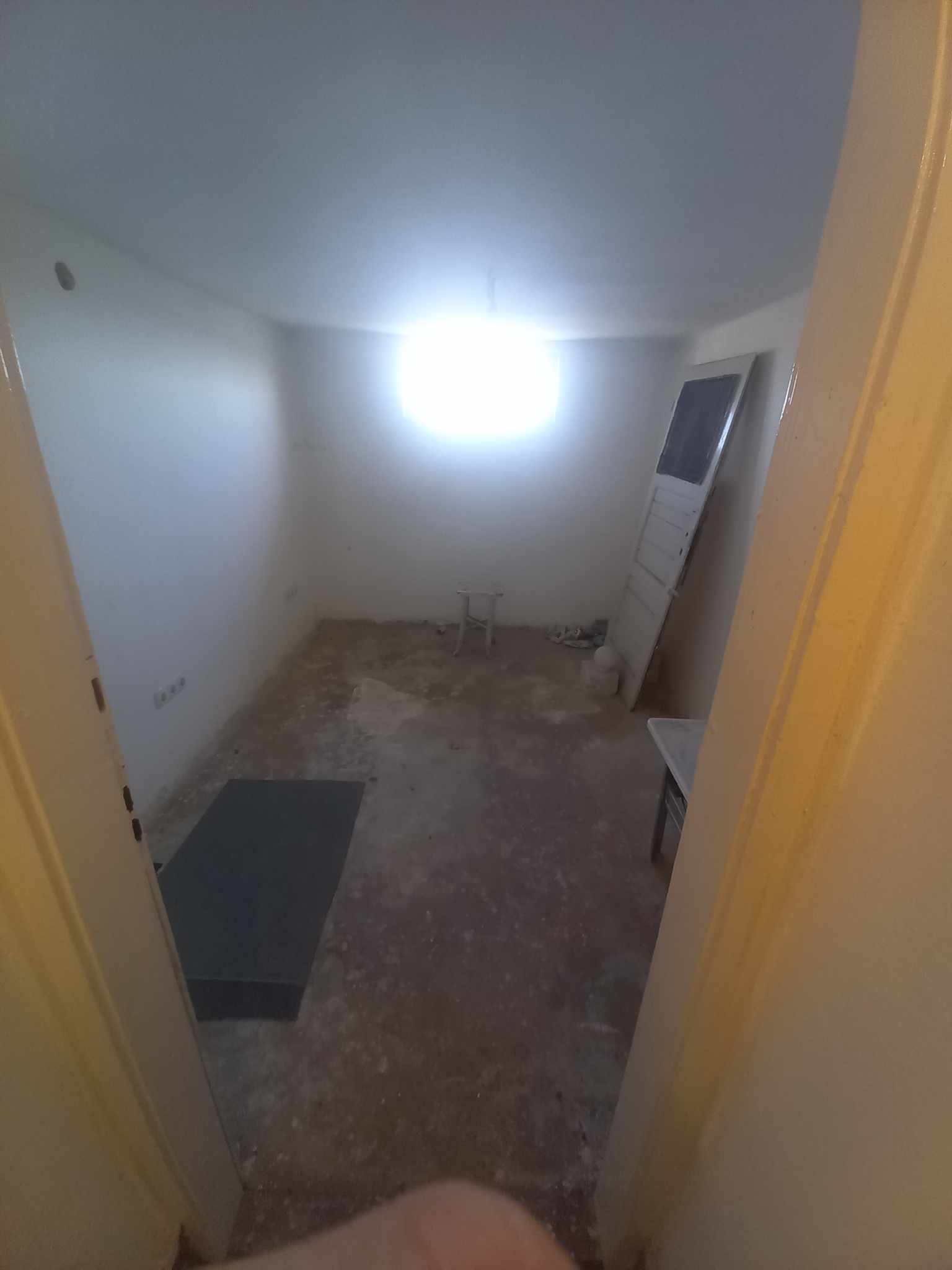Lakhatatlan állapotú kis garzon üres helyisége felújítás előtt