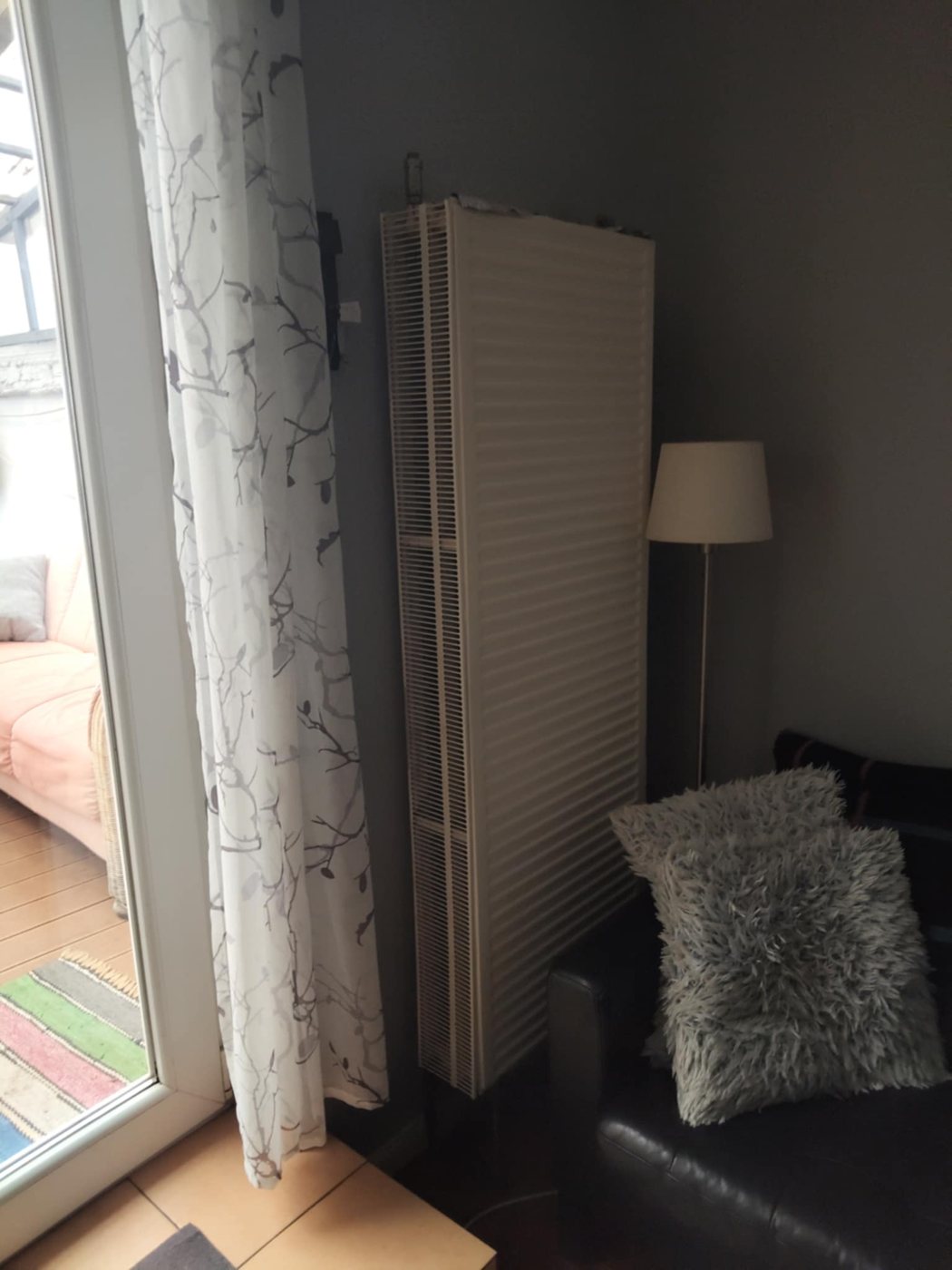 Elfordított lemezradiátor a nappaliban